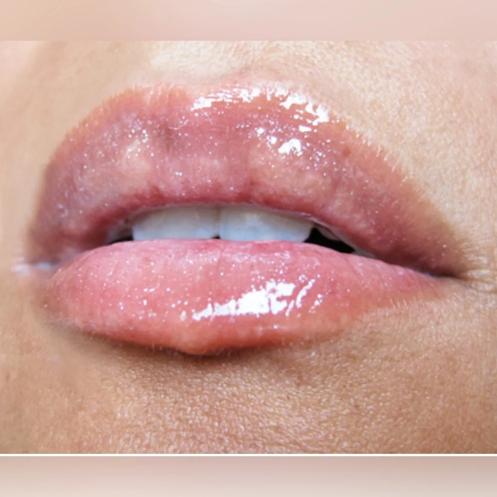 MAC VIRGIN KISS. LIMITED EDITION. VERY RARE. NEW IN BOX.